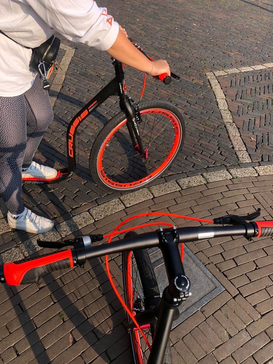 Close-up van een kickbike: een step voor volwassenen met groot voorwiel, laag plankje en fietsstuur