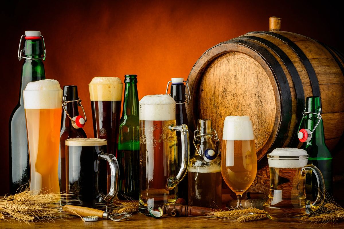 Glazen bier op tafel tijdens een kroegentocht in Utrecht