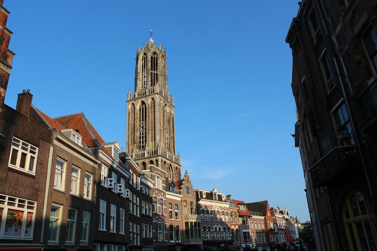 De Domtoren gezien vanaf een Utrechtse straat